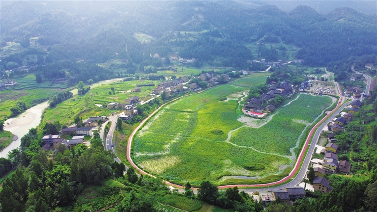 在特色优势方面,要求自然环境优美,生态资源丰富,村落民居原生状态